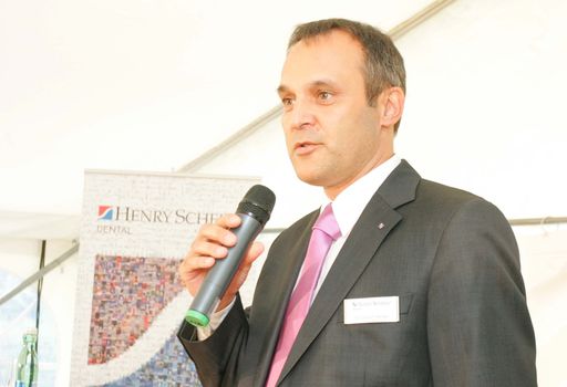  http://pressefotos.at/m.php?g=1&u=68&dir=201009&e=20100924_h&a=event
Henry Schein Dental Austria feierte vom 24.-25.09.2010 sein 5-jähriges Bestehen mit einem großen Herbstfest, bei dem über 400 Zahnärzte, Zahnarztassistentinnen und Zahntechniker in Wien anwesend waren.