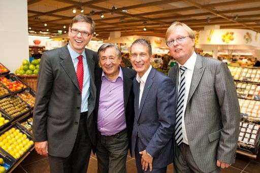 Vorschau Bild von http://pressefotos.at/m.php?g=1&u=84&dir=201009&e=20100928_r&a=event
Im Bild vlnr: Werner Wutscher (Vorstand REWE International AG); Richard Lugner; Manfred Denner (Vorstand MERKUR Warenhandels AG); Peter Schaider ( Errichter und Betreiber des Riverside)