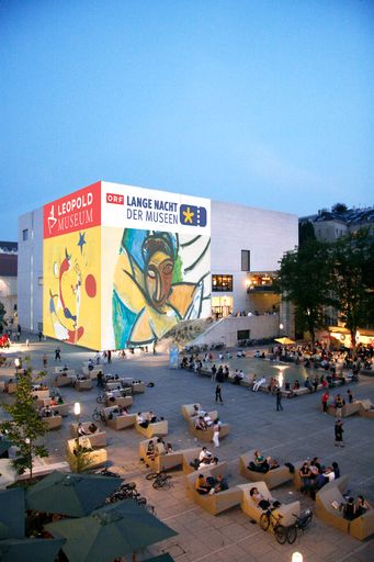  Das Leopold Musem im MuseumsQuartier mit Fassadenbeleuchtung zur Langen Nacht der Museen des ORF - Sujet: Pablo Picasso, Femme, 1907 (c) Succession Picasso / VBK, Wien 2010 Foto: (c) Leopold Museum, Wien / APA-Fotoservice / Thomas Preiss