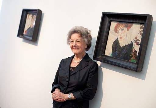 Vorschau Bild von Elisabeth Leopold vor Egon Schieles "Bildnis Wally Neuzil"