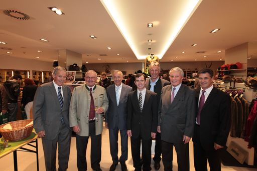  (v.l.n.r.): Store check im neuen Kettner-Shop: Investor Roman Rauch, Kettner-Eigentümer Friedrich Schmid, LH Dr. Herbert Sausgruber, Bürgermeister Martin Summer, Skilegende Leonhard Stock, Investor Franz Rauch, Vermietungsmanager Gerhard Kresser.