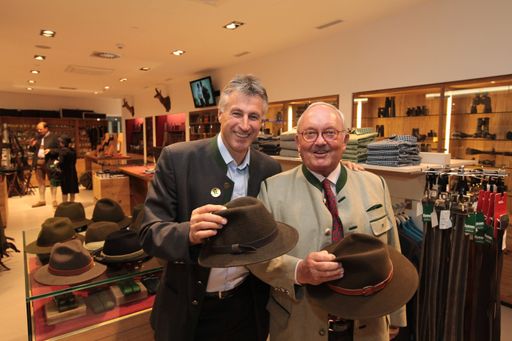 Vorschau Bild von (v.r.n.l.): Skilegende Leonhard Stock beim Store check mit Kettner-Eigentümer Friedrich Schmid.