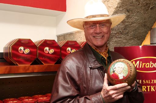 http://pressefotos.at/m.php?g=1&u=62&dir=201009&e=20100929_m&a=event 
Larry Hagman und die Mozartkugeln