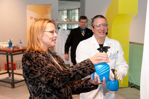 Vorschau Bild von Im Bild (v.l.n.r.): Bundesministerin Dr. Beatrix Karl  mit Dr. Peter Weinberger (Institut für Angewandte Synthesechemie) beim Showact "TU-Chemie"