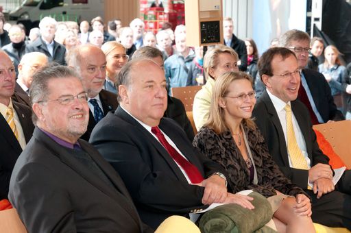 Personen v.l.n.r.: Hon.Prof. Dr. Gerhard Schimak, Vizerektor für Infrastrukturmanagement und Entwicklung, TU-Rektor O.Univ.Prof. Dr. Peter Skalicky, Bundesministerin Dr. Beatrix Karl, DI Wolfgang Gleissner, Geschäftsführer der BIG
Bildrecht: TU Wien