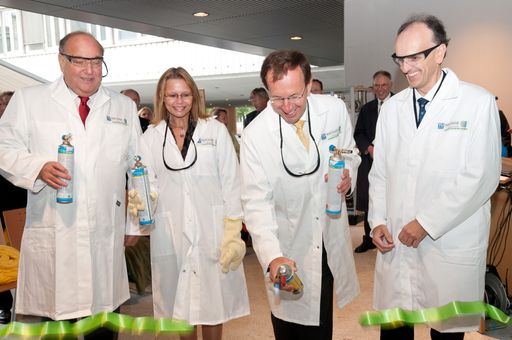 Vorschau Bild von Band durchschneiden einmal anders: (v.l.n.r.) TU-Rektor O.Univ.Prof. Dr. Peter Skalicky, Bundesministerin Dr. Beatrix Karl, DI Wolfgang Gleissner, Geschäftsführer der BIG, Univ.Prof. Dr. Johannes Fröhlich, Dekan der Fakultät für Technischen Chemie