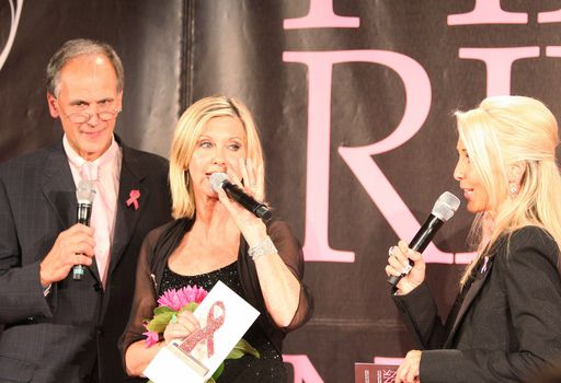http://pressefotos.at/m.php?g=1&u=68&dir=201010&e=20101001_p&a=event
Im Bild v.l.n.r.: Paul Sevelda (Präsident Krebshilfe), Olivia Newton-John und Uschi Fellner