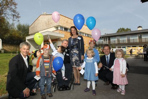 http://pressefotos.at/m.php?g=1&u=62&dir=201009&e=20100930_s&a=event
HAUS "SONNENSCHEIN" im SOS Kinderdorf Seekirchen eröffnet.In Seekirchen bei Salzburg wurde heute mit Unterstützung des Klima- und Energiefonds das "Haus Sonnenschein" im Kinderdorf eröffnet. Das liebevolle Zuhause ist barrierefrei und besonders energiesparend.