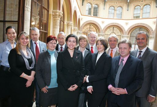  http://pressefotos.at/m.php?g=1&u=68&dir=201010&e=20101001_c&a=event 
v.l.n.r.: Mag. Theresia Mühlbauer, Mag. Renate Lichtenschopf, 
Univ.Prof.Dr. Michael Seifert, Sr. Ingeborg Brandl, 
Univ.Prof.DDr. Johannes Huber, Dr. Dana Muin, Dr. Anneliese Fink-Retter, Prof. Ernst Kubista, Dr. Daphne Gschwantler-Kaulich, o.Univ.Prof.Dr. Peter Husslein, Ass.Prof.Dr. Andreas Berger, 
Univ.Prof.Dr. Christian Singer
