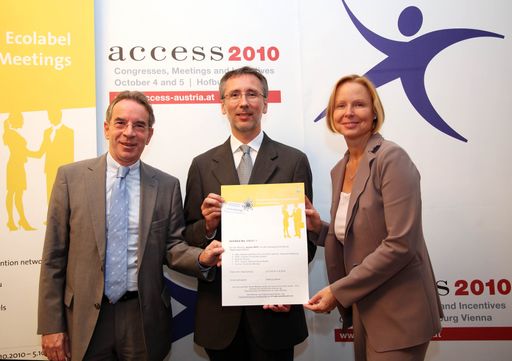Christian Mutschlechner (ACB), DI Andreas Tschulik (Lebensministerium) und Dr. Petra Stolba (ÖW, vlnr.) mit dem Green Meeting Zertifikat der access.