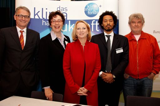 http://pressefotos.at/m.php?g=1&u=43&dir=201010&e=20101004_k&a=event
V.l.n.r. GD DI Leo Steiner (IBM), GF Theresia Vogel (Klima- und Energiefonds), Bundesministerin Doris Bures (BMVIT), Christian Reimsbach-Kounatze (OECD) und Prof. Dr. Hartmut Esslinger (Universität für angewandte Kunst Wien)
