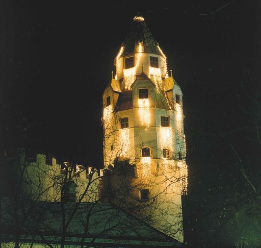  Mit dem prägnanten Münzturm der Burg Hasegg verfügt der SALZRAUM.Hall über ein besonderes Wahrzeichen der Stadt. Die Burg Hasegg ist ein idealer Ort für Familien- und Firmenfeiern..