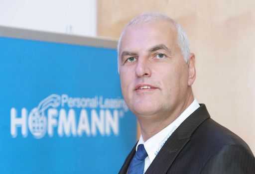  http://pressefotos.at/m.php?g=1&u=68&dir=201010&e=20101005_h&a=event
Die Hofmann-Zeitarbeitsstudie 2010 zeigt: Österreicher haben wieder mehr Vertrauen in ihren Job. Ein gutes Betriebsklima, Freude an der Arbeit sowie die Dienstzeiten machen den Arbeitsplatz für rund 90 % der Berufstätigen besonders attraktiv.