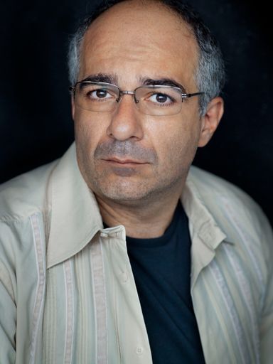 Michael Niavarani stellt "relevante Fragen"