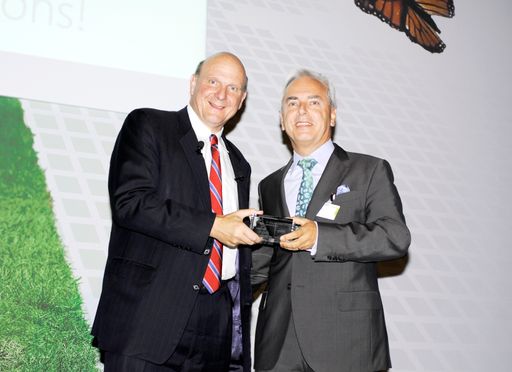 Steve Ballmer, CEO Microsoft Corporation, überreichte Urs T. Fischer, CEO ACP Gruppe, den V-Alliance Partner of the Year Award