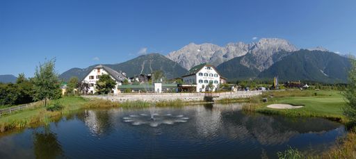 Vorschau Bild von Mitte des Jahres wurde das Alpenresort Schwarz am Mieminger Plateau in Tirol für den europäischen Qualitätspreis nominiert und bereits beim ersten Versuch in den begehrten Kreis der Finalisten aufgenommen.