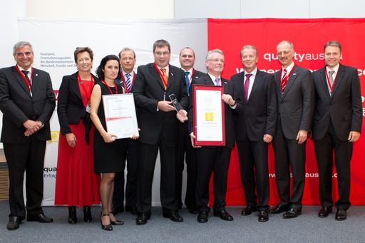 Konrad Scheiber, Geschäftsführer Quality Austria GmbH; Mag. Monika Kircher-Kohl, CEO Infineon Technology AG; Emel Arslan, Business Excellence Bosch Hallein; DI Klaus Bräuer, Leiter Business Excellence Bosch Diesel Systems; Ing. Sebastian Rettenbacher, technischer Werkleiter Bosch Hallein; DI Michael Humer, Business Excellence Bosch Hallein; Dkfm. Ernest Fiedler, kaufmännischer Werkleiter Bosch Hallein; Dr. Reinhold Mitterlehner, Wirtschaftsminister; Dr. Karl Strobel, Alleinvorstand Robert Bosch AG, Wien; Dr. Erlfried Taurer, CEO Funder Max, Sprecher der Jury