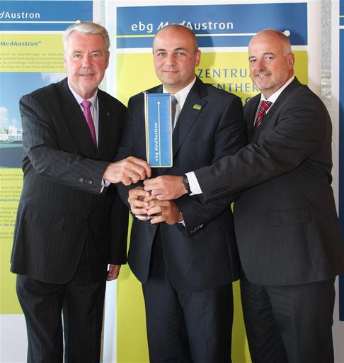 Im Bild (v.l.n.r.): Mag. Klaus Schneeberger, AR-Vorsitzender der EBG MedAustron GmbH; DI Dr. Bernd Mößlacher, weiterer Geschäftsführer der EBG MedAustron GmbH; Dr. Martin Schima, Geschäftsführer der EBG MedAustron GmbH