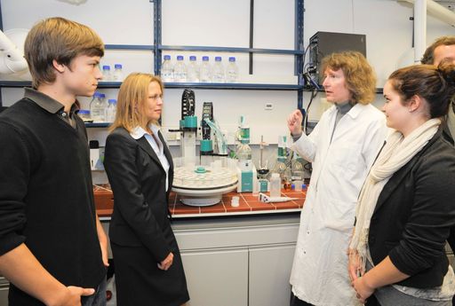 Beatrix Karl besucht "Sparkling Science"-Projekt