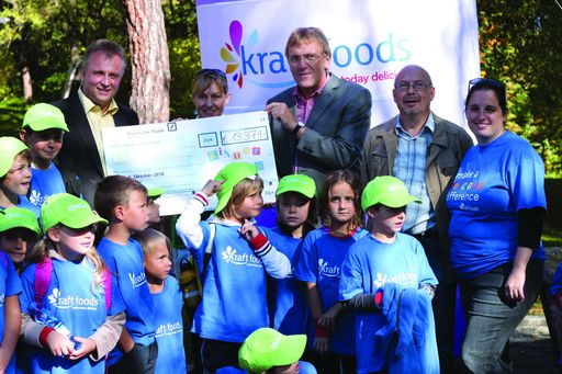 Vorschau Bild von Stefan Weirather (Bürgermeister Imst), Kate Allen (Botschafterin "Kinder laufen für Kinder"), Dr. Reinhard Wibmer (Geschäftsführer SOS-Kinderdorf Tirol), Werner Schreyer (Leiter SOS-Kinderdorf Imst) und Barbara Blohberger (Kraft Foods) bei der feierlichen Scheckübergabe.
