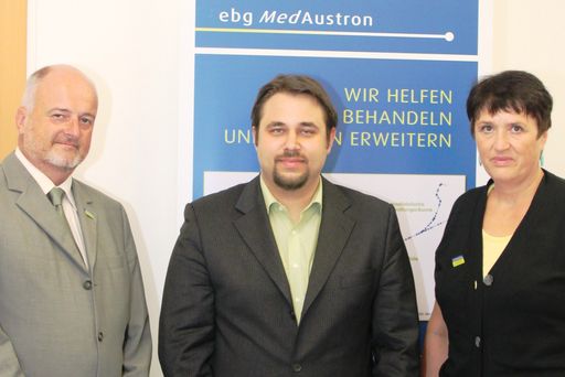 Bild 1 (v.l.n.r.): Dr. Martin Schima, Geschäftsführer der EBG MedAustron GmbH; Dr. Christoph Fussl, Facharzt in Ausbildung; Univ. Prof. Dr. Ramona Mayer, MSc, medizinische Leiterin der EBG MedAustron GmbH