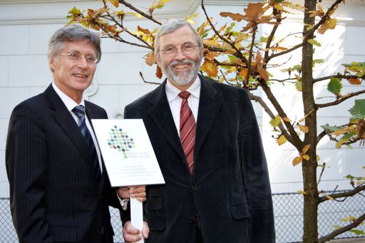  http://pressefotos.at/m.php?g=1&u=43&dir=201010&e=20101011_b&a=event
Im Bild v.l.n.r.: Direktor Reinhard Krepler und Prof. Ferdinand Mühlbacher
