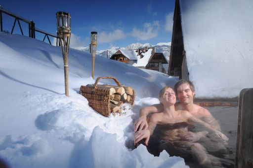 .... Winter-Wellness Genuss draußen im urigen Lärchen-Zuber des Natur- und Wellnesshotel Höflehner in Haus im Ennstal auf 1.117 m oberhalb des Tales.