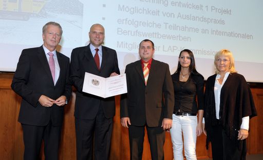  RUBBLE MASTER ist "Staatlich ausgezeichneter Ausbildungsbetrieb". Im Bild v.l.n.r.: BM Dr. Reinhold Mitterlehner, Ing. Gerald Hanisch (GF Rubble Master HMH GmbH), Ralph Polenda (Rubble Master HMH GmbH), Madeleine Fellinger (Rubble Master HMH GmbH), Mag. Regine Denkmayr (Rubble Master HMH).
http://pressefotos.at/m.php?g=1&u=87&dir=201010&e=20101012_r&a=event