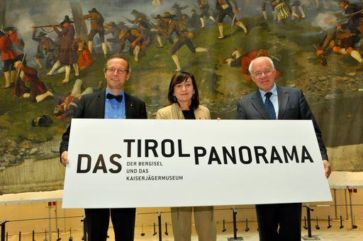  v.l.n.r.: Direktor der Tiroler Landesmuseen Dr. Wolfgang Meighörner, Kulturlandesrätin Dr. Beate Palfrader, Landtagspräsident DDr. Herwig van Staa geben den neuen Namen des Hauses am Bergisel bekannt: "DAS TIROL PANORAMA".