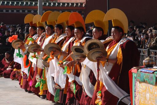  Feiernde Mönche beim traditionellen Neujahrsfest im Hochland Osttibets