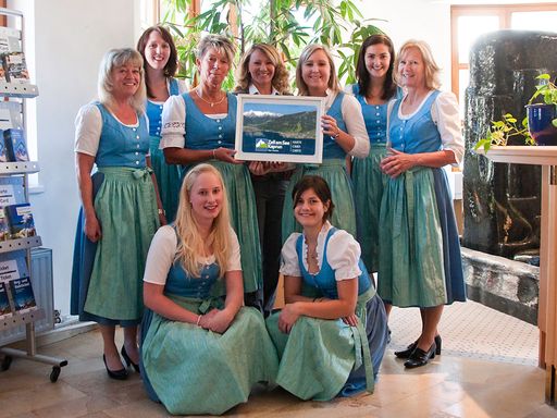 "Sattes Plus bei Nächtigungen im September: Mag. Renate Ecker, Geschäftsführerin der Zell am See-Kaprun Tourismus GmbH, (Mitte) freut sich mit ihren Kolleginnen über den guten Saisonverlauf, zu dem vor allem auch die Zell am See-Kaprun Karte beigetragen hat."