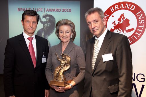 http://pressefotos.at/m.php?g=1&u=66&dir=201010&e=20101014_i&a=event
eurobrand forum 2010 und Verleihung BRAND [LIFE] AWARD 2010. Im Bild vlnr.: Gerhard Hrebicek (Vorstand European Brand Institute), Elisabeth Gürtler (Preisträgerin), Helmut Hanusch (Generalbevollmächtigter Verlagsgruppe NEWS)