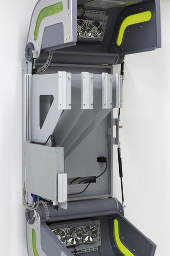 Vorschau Bild von armarac(tm) Serverschrank offen mit aufgeklappten Vertiblades zur 19" Montage.