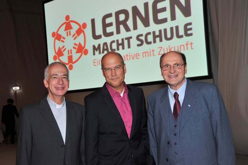  http://pressefotos.at/m.php?g=1&u=38&dir=201010&e=20101014_r&a=event
Im Bild v.l.n.r.: Michael Landau (Direktor Caritas Wien), Frank Hensel (Vorstandsvorsitzender REWE International AG) Univ. Prof. Dr. Christoph Badelt (Rektor der WU Wien)
