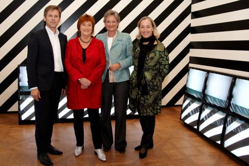  http://pressefotos.at/m.php?g=1&u=43&dir=201010&e=20101015_v&a=event
im Bild v.l.n.r. Josef Ostermayer (Staatssekretär für Medien und Koordination im Bundeskanzleramt), VALIE EXPORT (Künstlerin), Claudia Schmied (Bundesministerin für Unterricht, Kunst und Kultur) und Agnes Husslein-Arco (Belvedere Direktorin)