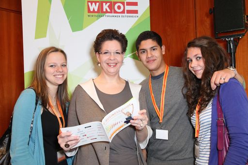 http://pressefotos.at/m.php?g=1&u=66&dir=201010&e=20101018_e&a=event
Im Bild: Christine Marek (Staatssekretärin im Bundesministerium für Wirtschaft, Familie und Jugend) mit SchülerInnen des JUNIOR eDAY