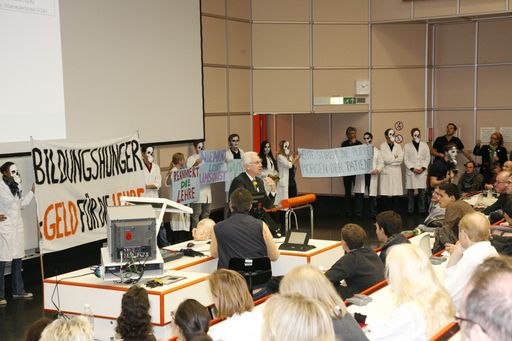 Über 1000 Studierende, ÄrztInnen und WissenschafterInnen haben sich 19.10.2010 im Hörsaal 1 des Hörsaalzentrums des AKH Wien versammelt,um gegen die angedrohten Budgetkürzungen für die MedUnis zu protestieren.