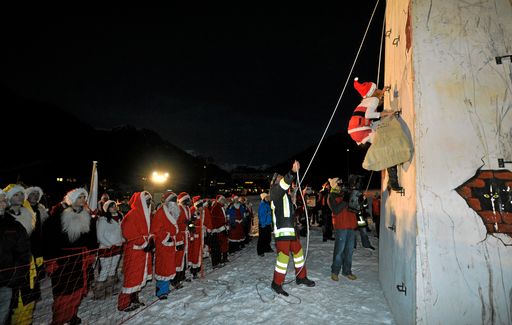 SAMNAUN - Jedes der vier Teammitglieder muss den rund fuenf Meter hohen Kamin erklimmen, natürlich mit einem Sack voller Geschenke und die oben angebrachte Glocke läuten. Das schnellste Team erhält die meisten Punkte. Impression vom Clau Wau, der 'Weltmeisterschaft der Nikoläuse, am Samstag, 28. November 2008 in Samnaun.