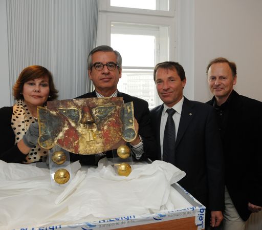Victoria Mujica, Antonia Garcia Revilla, Franz Wohlfahrt, Christoph Rahofer präsentieren das Herzstück der Ausstellung, die Totenmaske.