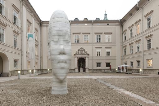Der katalanische Künstler Jaume Plensa hat für den "Walk of Modern Art" in der Salzburger Altstadt eine Skulptur aus weißem spanischem Marmor geschaffen. Seit dem 9. Oktober 2010 ziert ein fünf Meter hoher Mädchenkopf die "Dietrichsruh" der Universität Salzburg.
