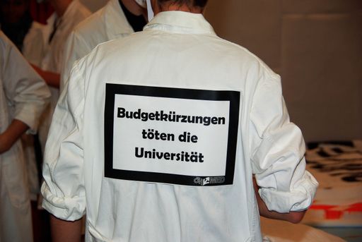  Die ÖH Medizin Wien zeigt auf die Gefahren des übermütigen Sparens hin.