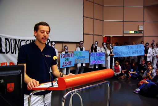 Vorschau Bild von Medizinstudierende setzen sich für ihr Studium und damit der Ärzteausbildung ein.