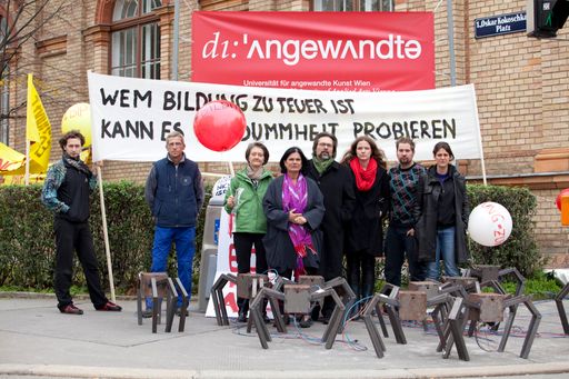 VertreterInnen der Universität für angewandte Wien: Betriebsratsvorsitzende Susanne Mann (3. von li), Vizerektorin Barbara Putz-Plecko, Rektor Gerald Bast, Senatsvorsitzende Ruth Mateus-Berr, ÖH-Vertreterin, HUFAK-Vorsitzende Olivia Kaiser (ÖH)