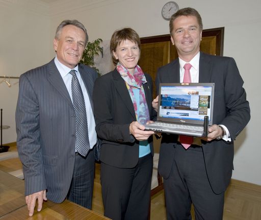 v.l.n.r.: IKB-Vorstandsvorsitzender Harald Schneider, Bürgermeisterin Christine Oppitz-Plörer und Stefan Gubi, Geschäftsführer Vertrieb und Service T-Mobile