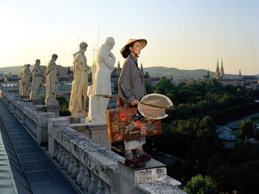  Irene Andessner inszeniert als Ida Pfeiffer. 
Ausstellung "Wiener Frauen" im InterContinental Wien.