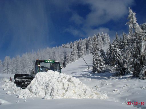 Vorschau Bild von Bereits seit Donnerstag, 21.10. sind die Pistengeräte auf der Planai unterwegs, um für optimale Bedingungen am Samstag zu sorgen..