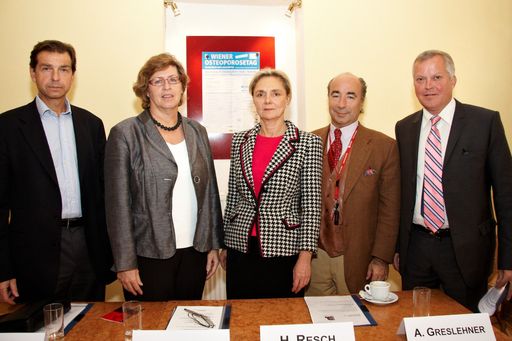  http://pressefotos.at/m.php?g=1&u=43&dir=201010&e=20101022_m&a=event 
v.l.n.r. Univ.-Prof. Dr. Reinhard Windhager (Vorstand der Universitätsklinik für Orthopädie an der Medizinischen Universität Wien), Dr.in Brigitte Ettl (Ärztliche Direktorin am Krankenhaus Hietzing mit Neurologischem Zentrum Rosenhügel, Obfrau der Plattform Patientensicherheit), Univ.-Prof.in Dr.in Elisabeth Preisinger (Primaria am Institut für Physikalische Medizin und Rehabilitation am Krankenhaus Hietzing mit Neurologischem Zentrum Rosenhügel), Univ.-Prof. Dr. Heinrich Resch (Präsident der Österreichischen Gesellschaft zur Erforschung des Knochens und Mineralstoffwechsels, Vorstand der II. Med. Abteilung am Krankenhaus der Barmherzigen Schwestern Wien) und Dr. Andreas Greslehner (Ärztlicher Direktor der Medizinischen Direktion der Allgemeinen Unfallversicherungsanstalt)