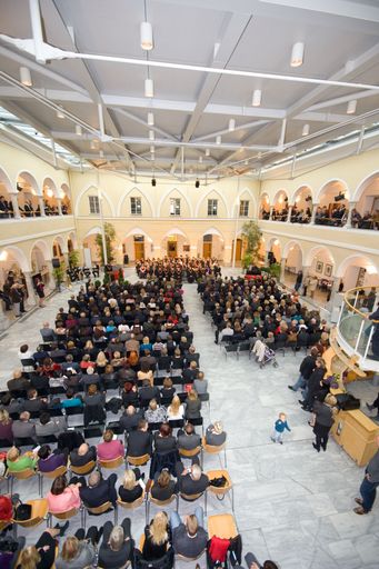 191 AbsolventInnen der Fachhochschule Kärnten wurden heute im Rahmen der Herbstsponsion graduiert. Im diesjährigen Studienjahr konnten somit 495 AbsolventInnen verabschiedet werden.