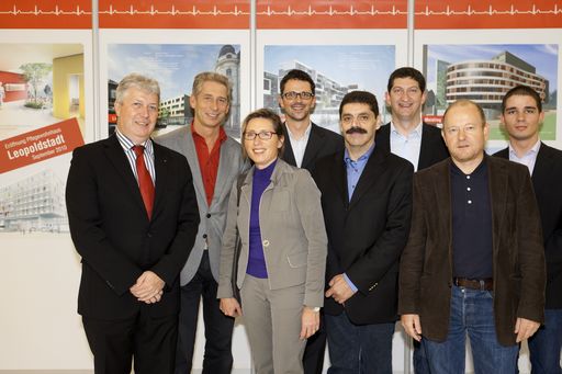 "Energiecomfort Geschäftsführer Blöch und Jochmann und das für die KAV-Pflegewohnhäuser verantwortliche Team der Energiecomfort bei der Eröffnung des Pflegewohnhauses Wien Leopoldstadt".
