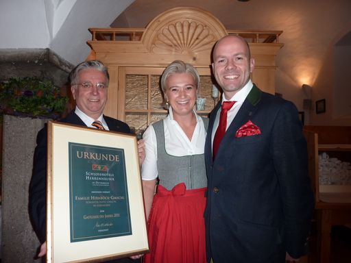 Max Eidlhuber, Präsident der Vereinigung "Schlosshotels & Herrenhäuser"  mit den Gastgebern des Jahres 2011 Michaela Hirnböck-Gmachl und Fritz Hirnböck.